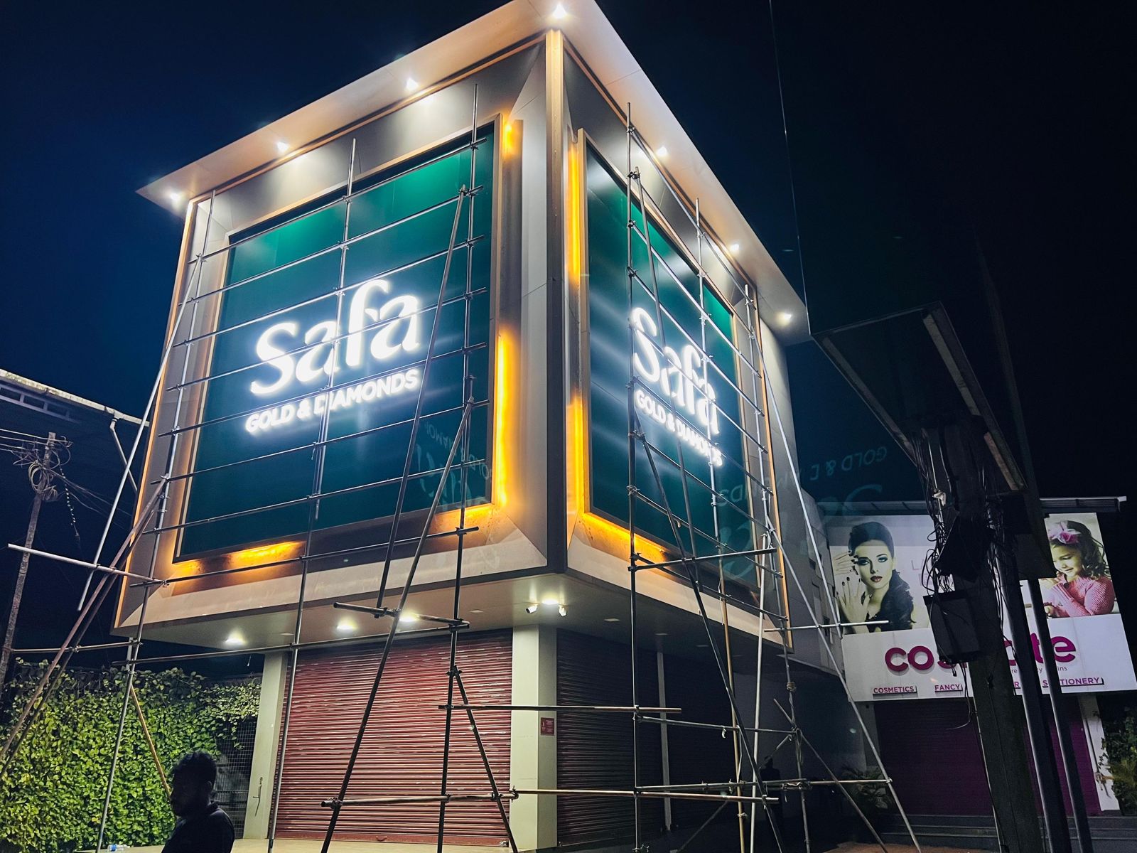Illuminated outdoor signage for Safa Gold & Diamonds showroom in Kerala
